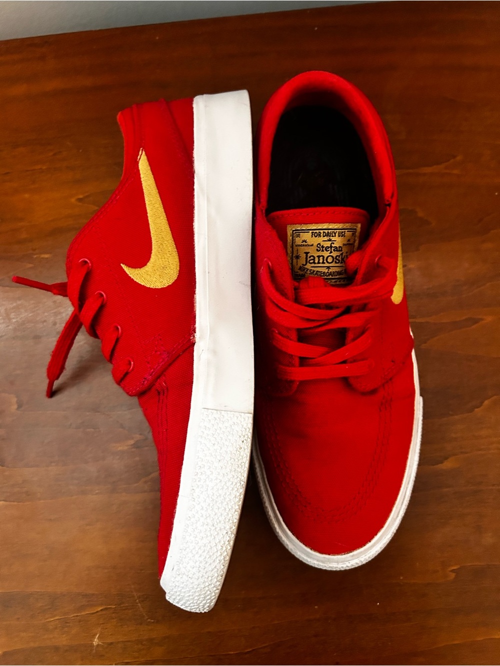 Nike zoom Stefan Janoski Red Canvas Sneakers/gold swish for skateboarding 5.5
